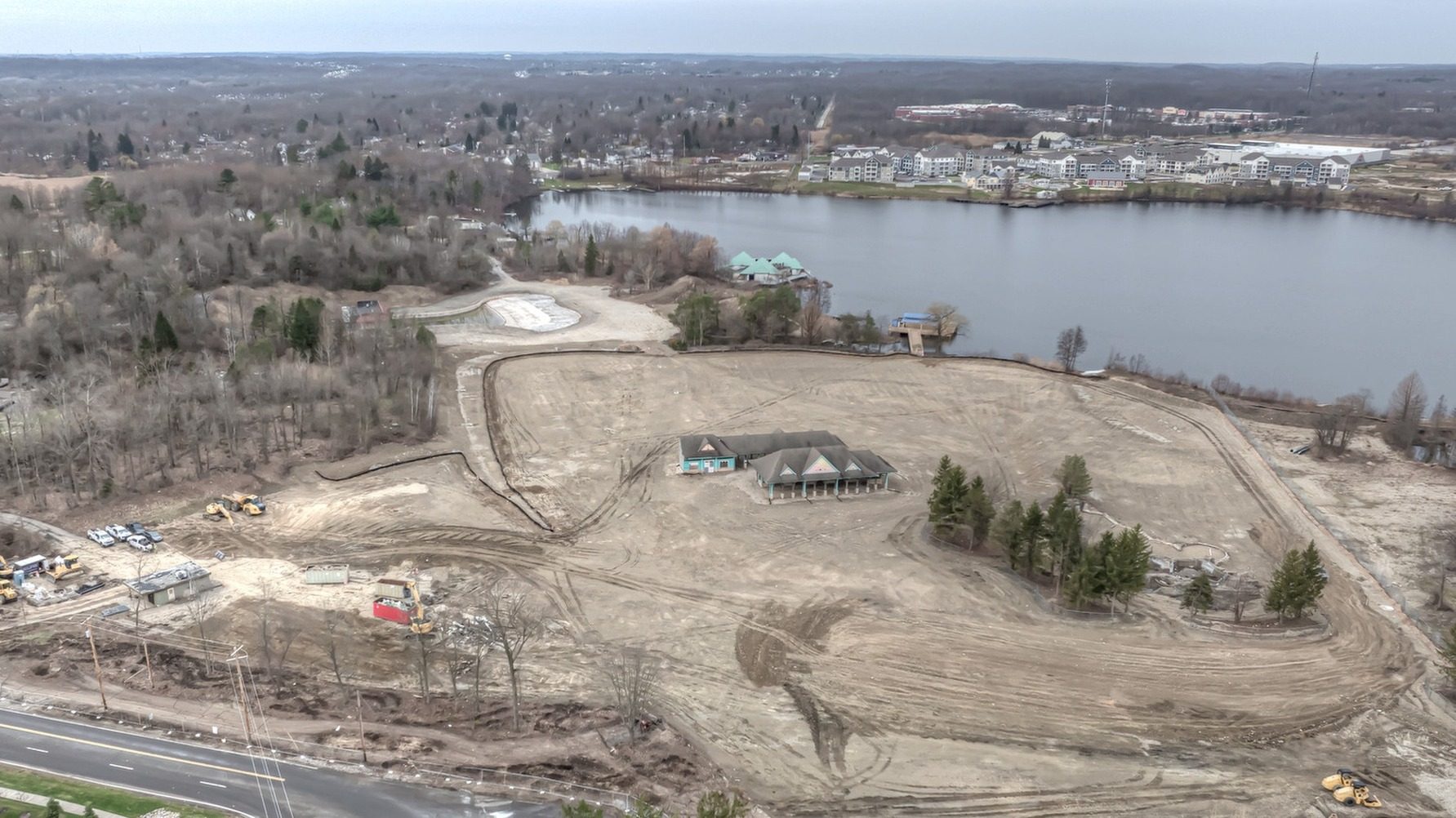 Park entrance: pavilion, parking and lake, March 20, 2026